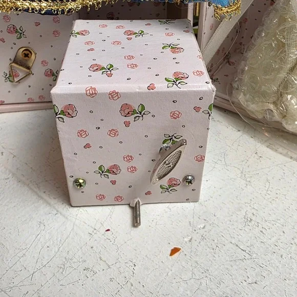 Vintage 10" Porcelain Snow White Style Doll 2 Extra Outfits & Music Box Trunk‎ - Picture 11 of 16